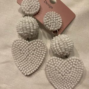 Earrings with beats in white